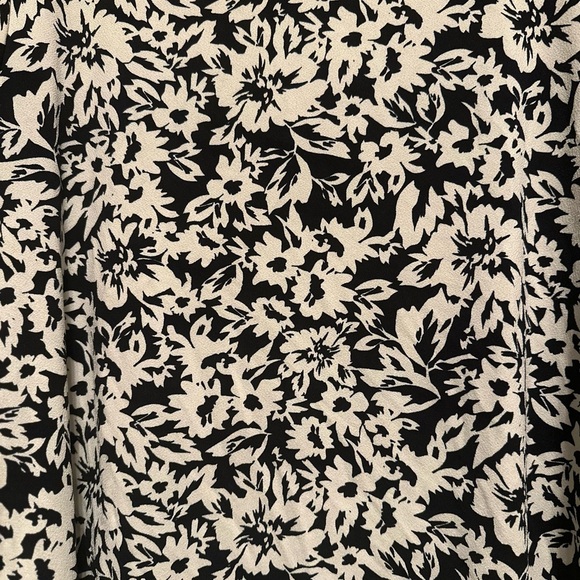 ❤️H&M - Short Sleeve Black & White Floral Blouse (Size XL) - Picture 9 of 10